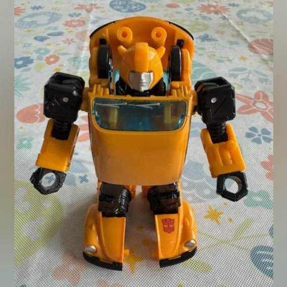 Hasbro Transformers War for Cybertron Netflix Bumblebee Action Figure - Picture 6 of 7